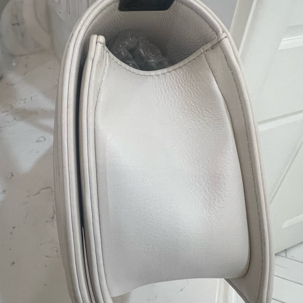 Chanel White Quilted Leather Chain Boy Bag. Great condition. - Picture 5 of 13